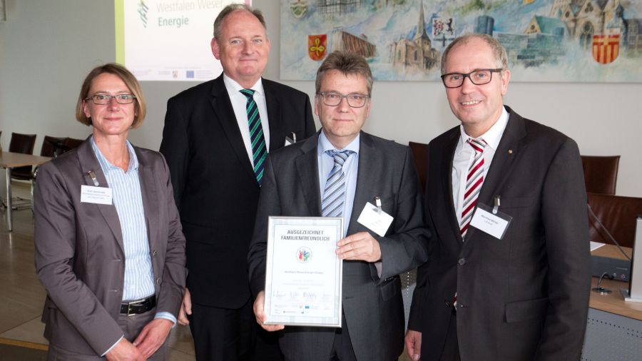Auszeichnung Familienfreundliches Unternehmen im Kreis Paderborn (© Foto:Oliver Krato) Auszeichnung Familienfreundliches Unternehmen im Kreis Paderborn (© Foto:Oliver Krato)